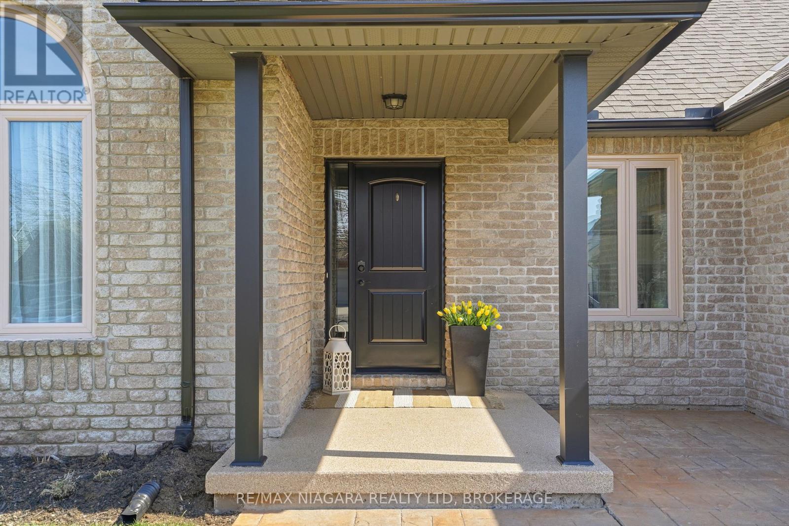 858 CANADA DRIVE - 3