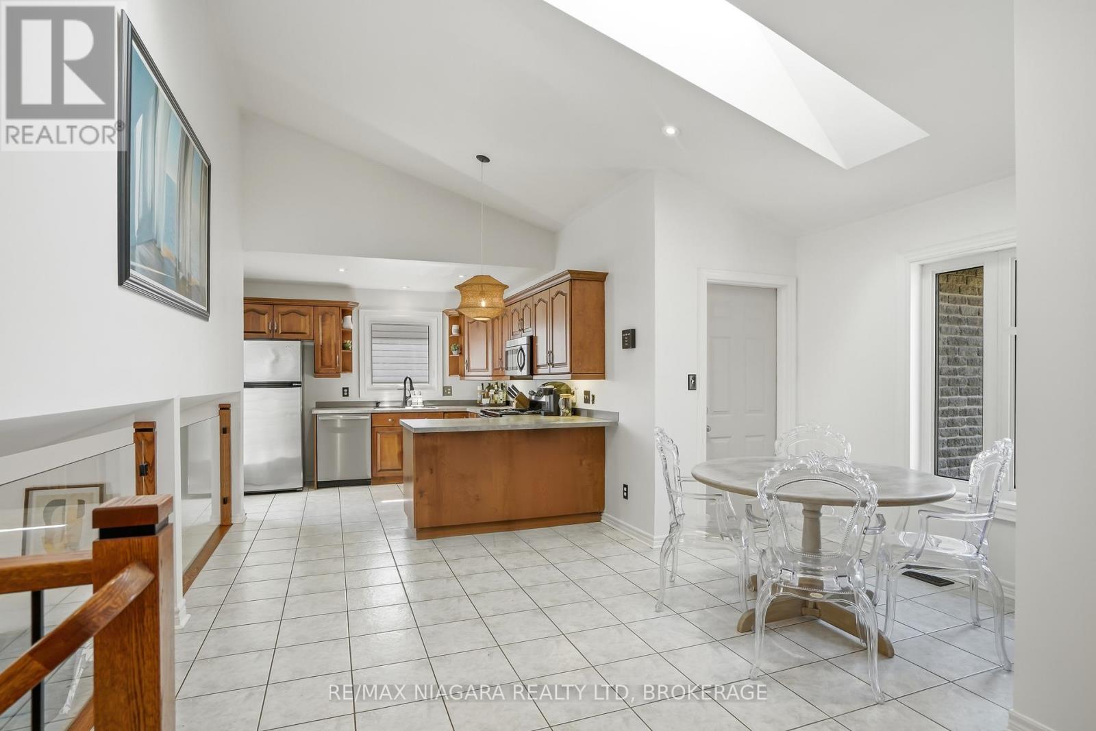 858 CANADA DRIVE - 30