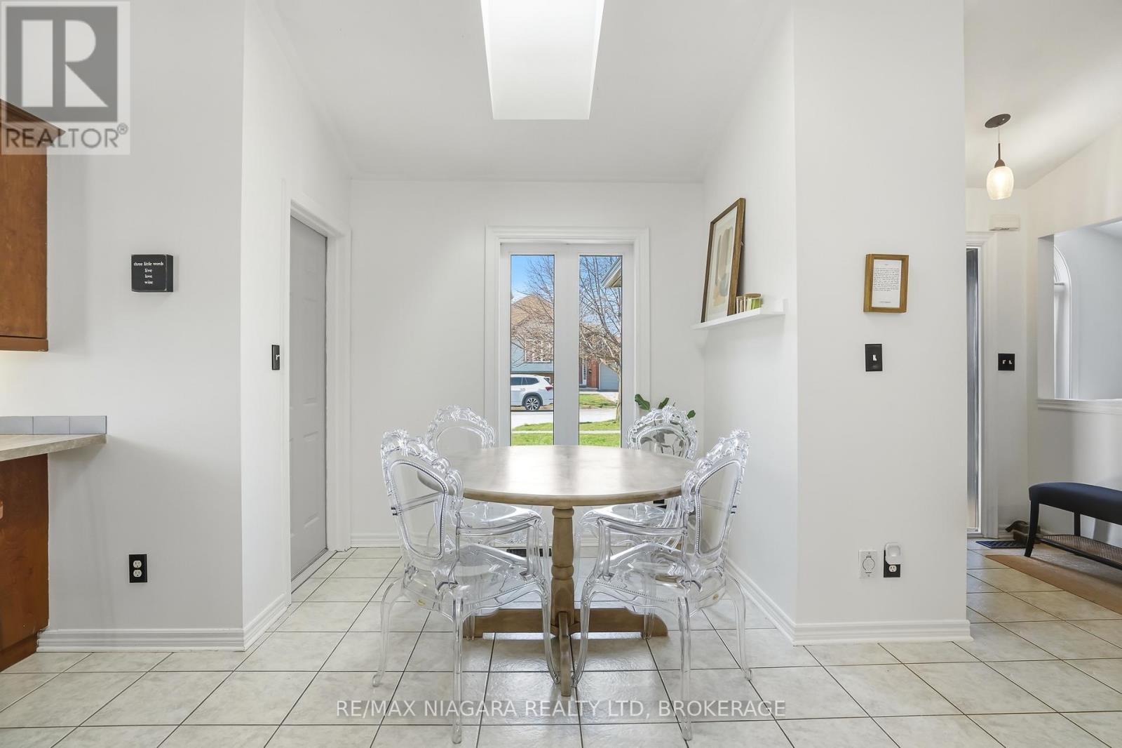 858 CANADA DRIVE - 31
