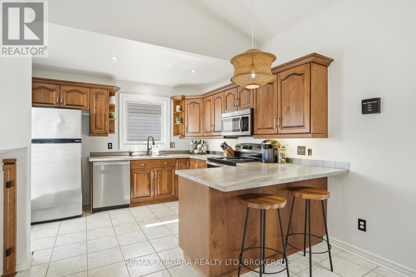 858 CANADA DRIVE - 32