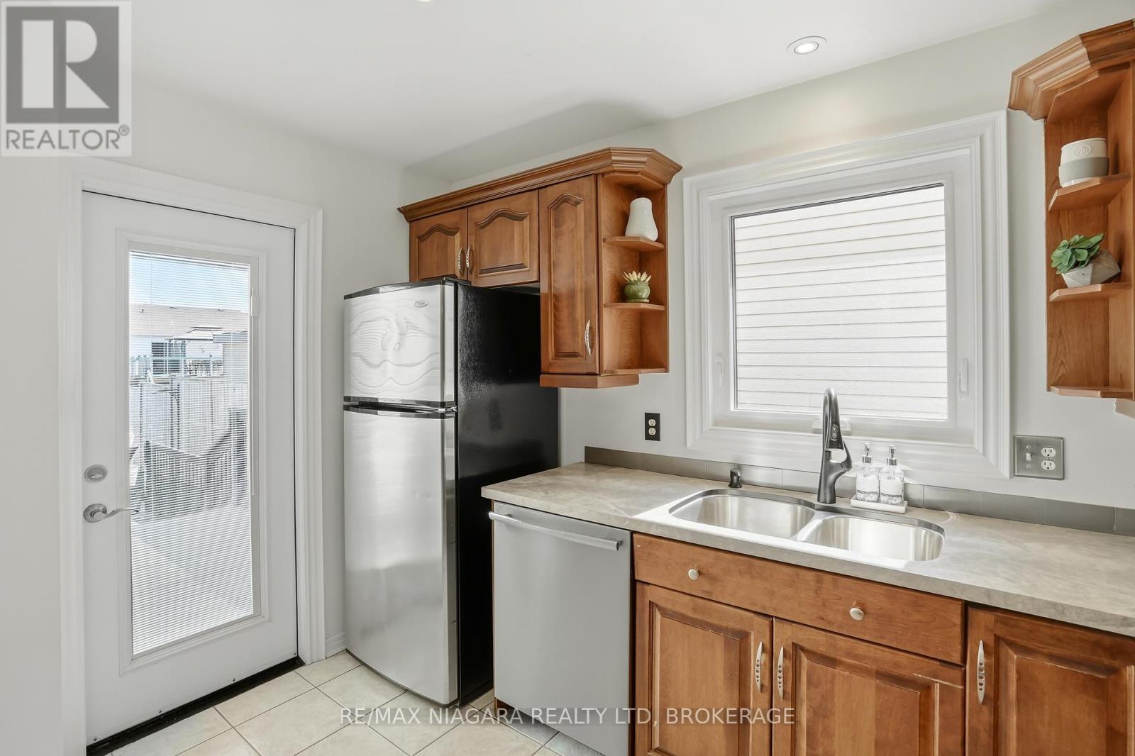 858 CANADA DRIVE - 33