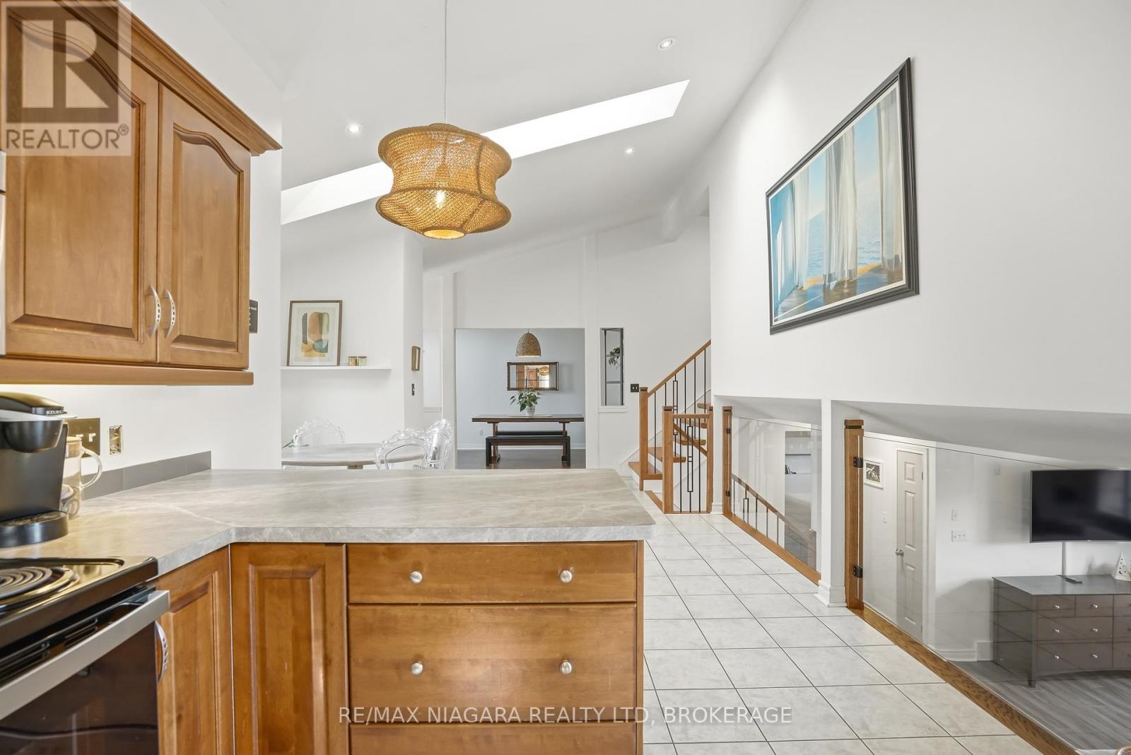 858 CANADA DRIVE - 34