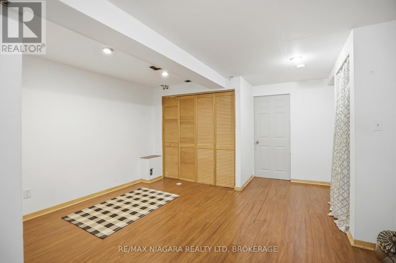 858 CANADA DRIVE - 36