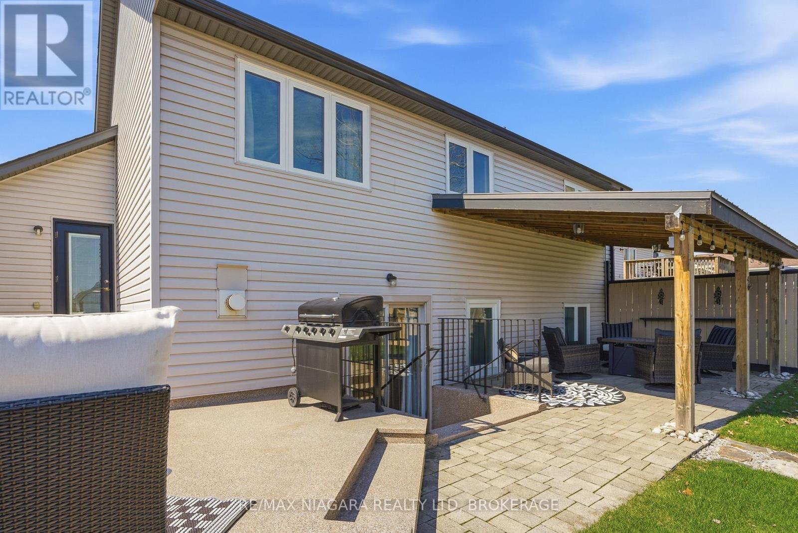 858 CANADA DRIVE - 39