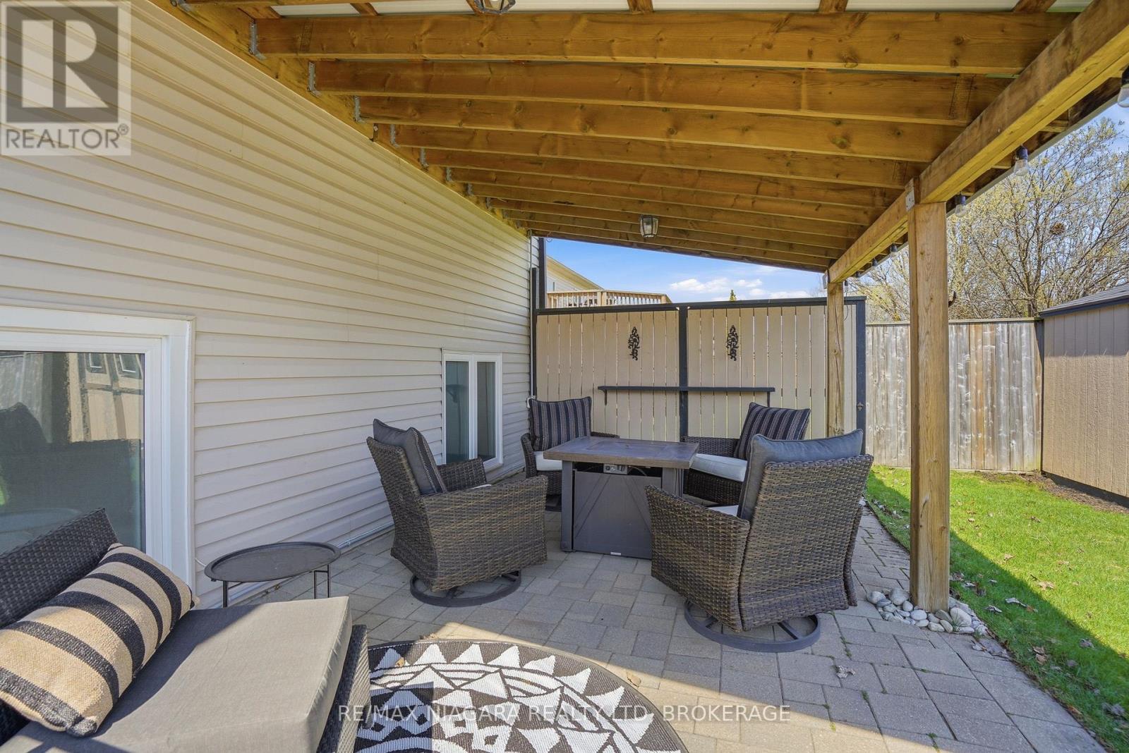 858 CANADA DRIVE - 43