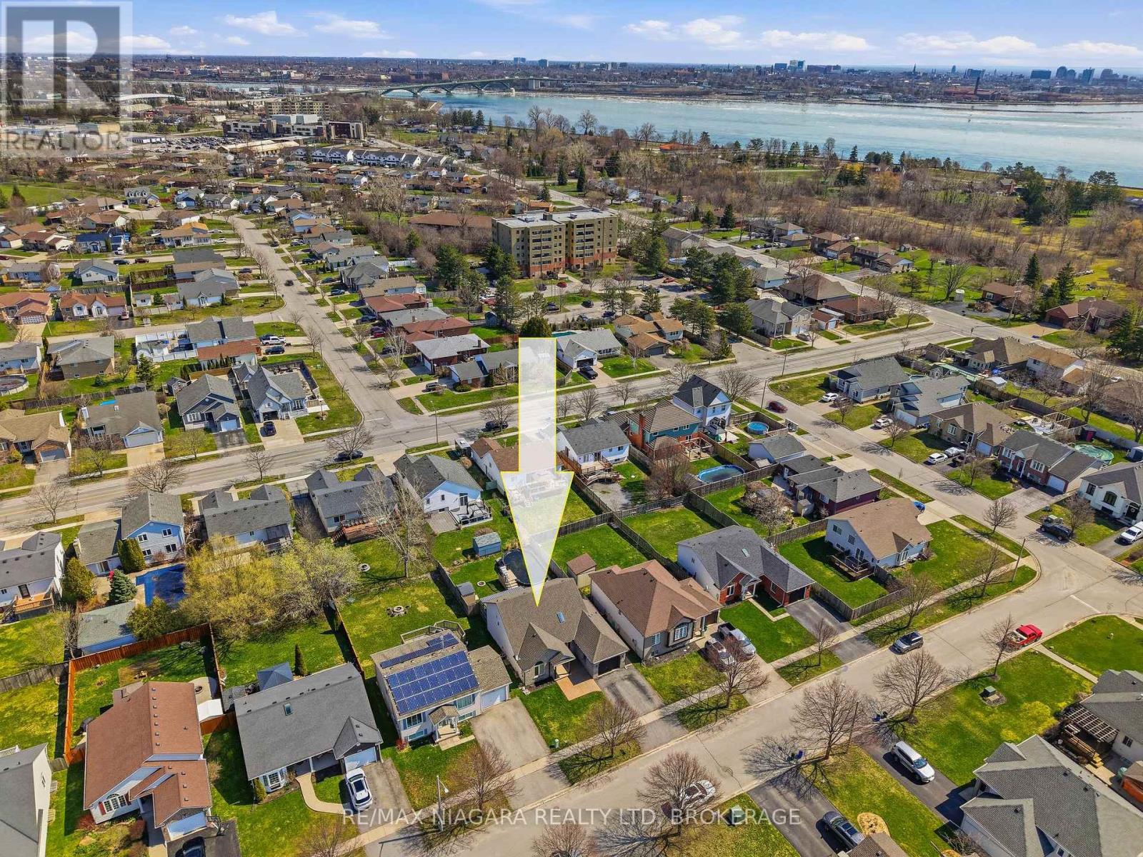 858 CANADA DRIVE - 5