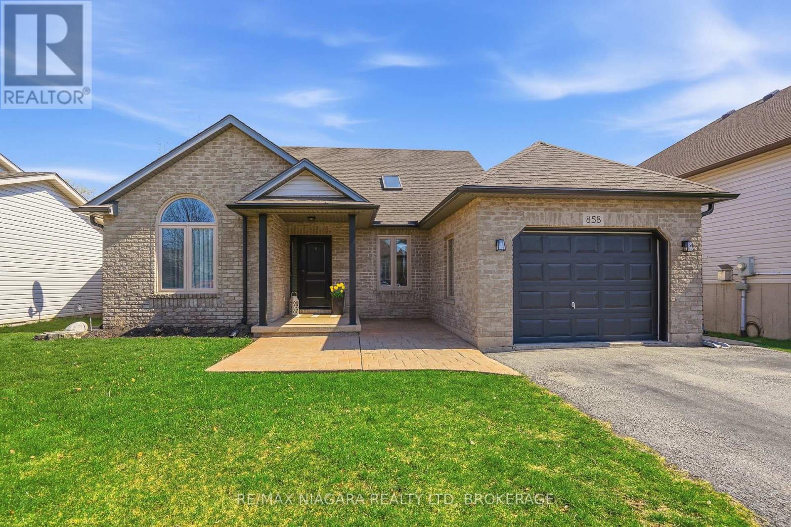 858 CANADA DRIVE - 6