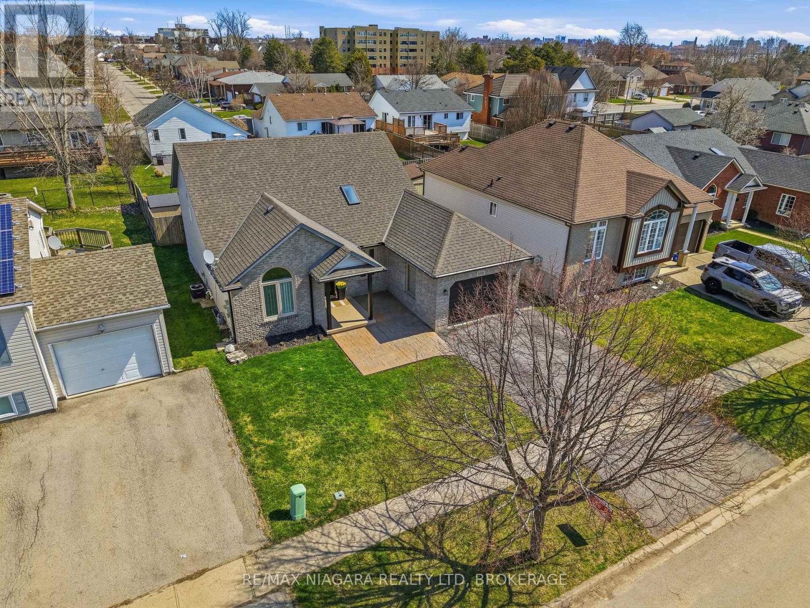 858 CANADA DRIVE - 8