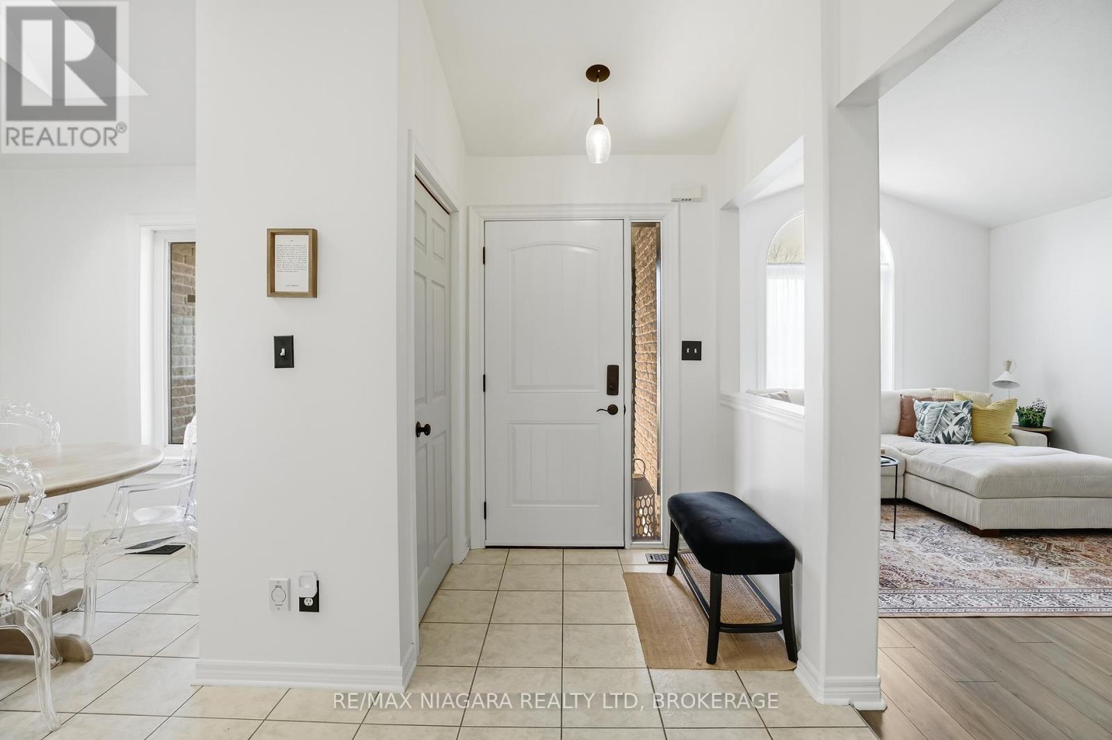 858 CANADA DRIVE - 9