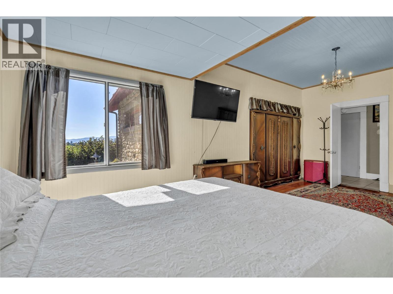  235 Middle Bench Road North, Penticton