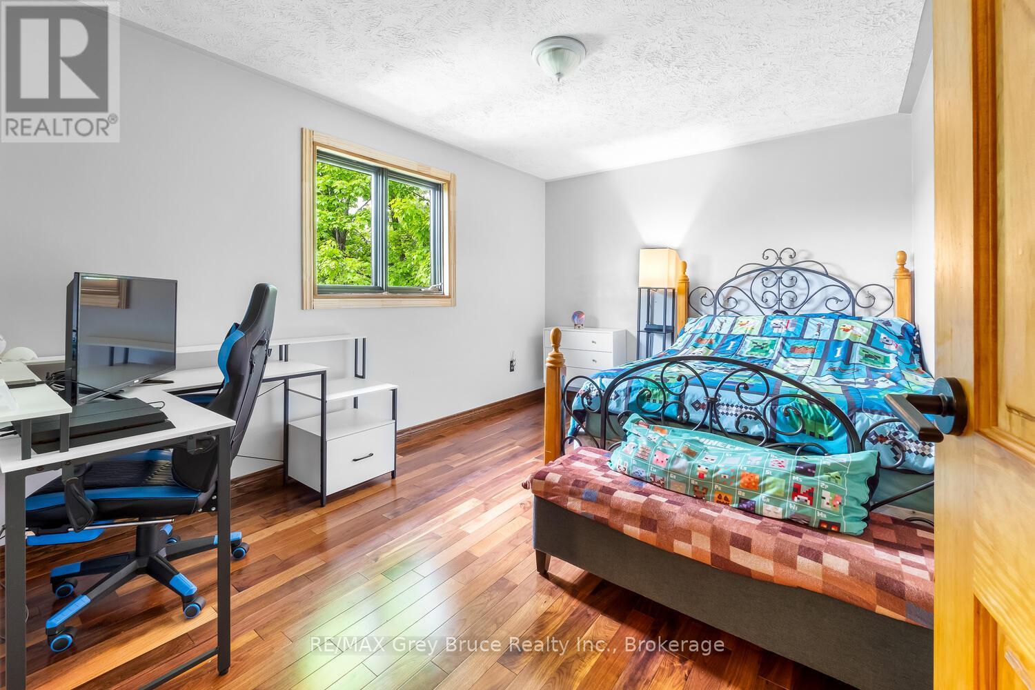 1033 BRUCE ROAD 9 - 22