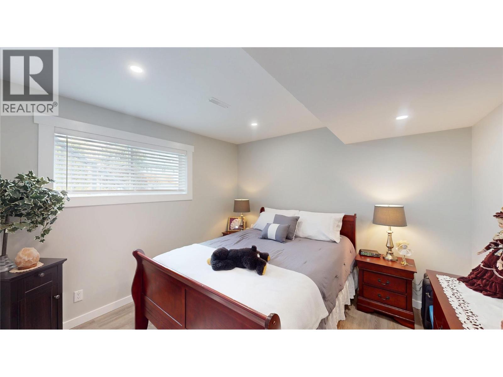 10 MT TRINITY AVENUE - 24