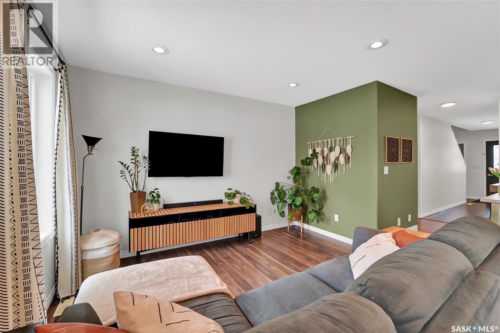 #9 365 DAWSON CRESCENT - 13