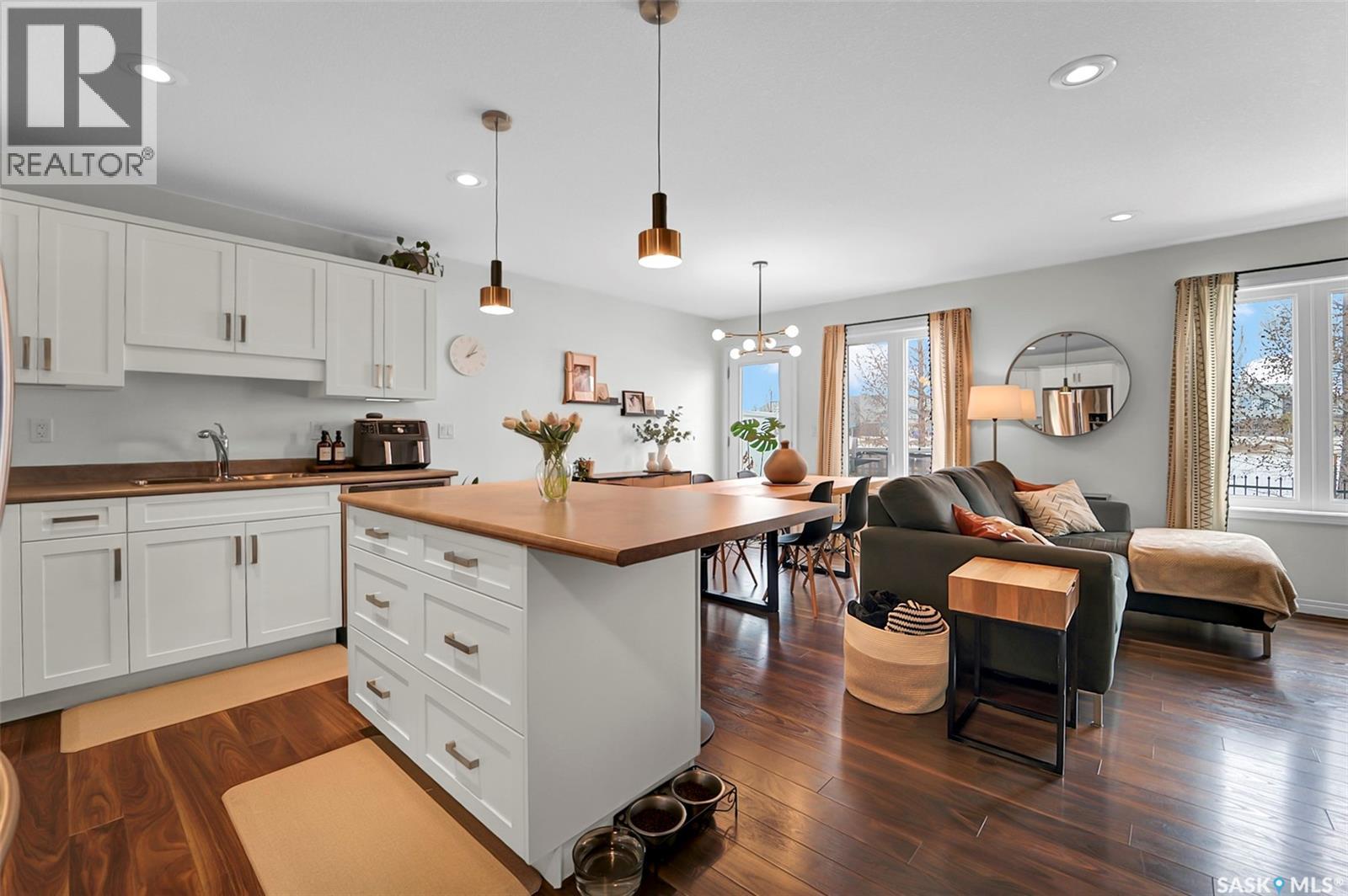 #9 365 DAWSON CRESCENT - 4