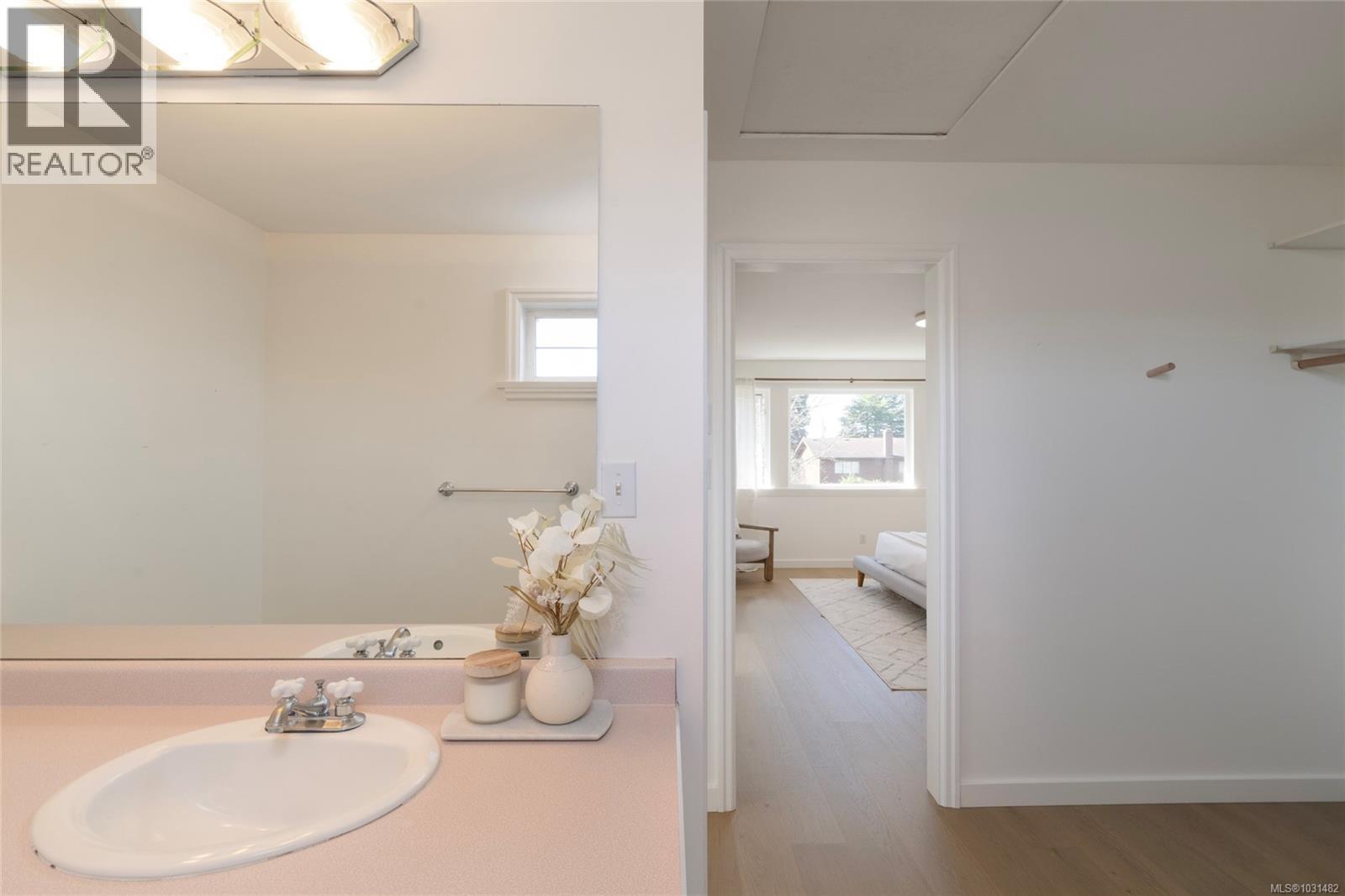  2041 Carnarvon Street, Oak Bay