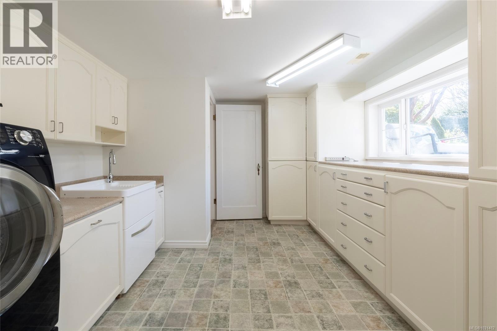  2041 Carnarvon Street, Oak Bay