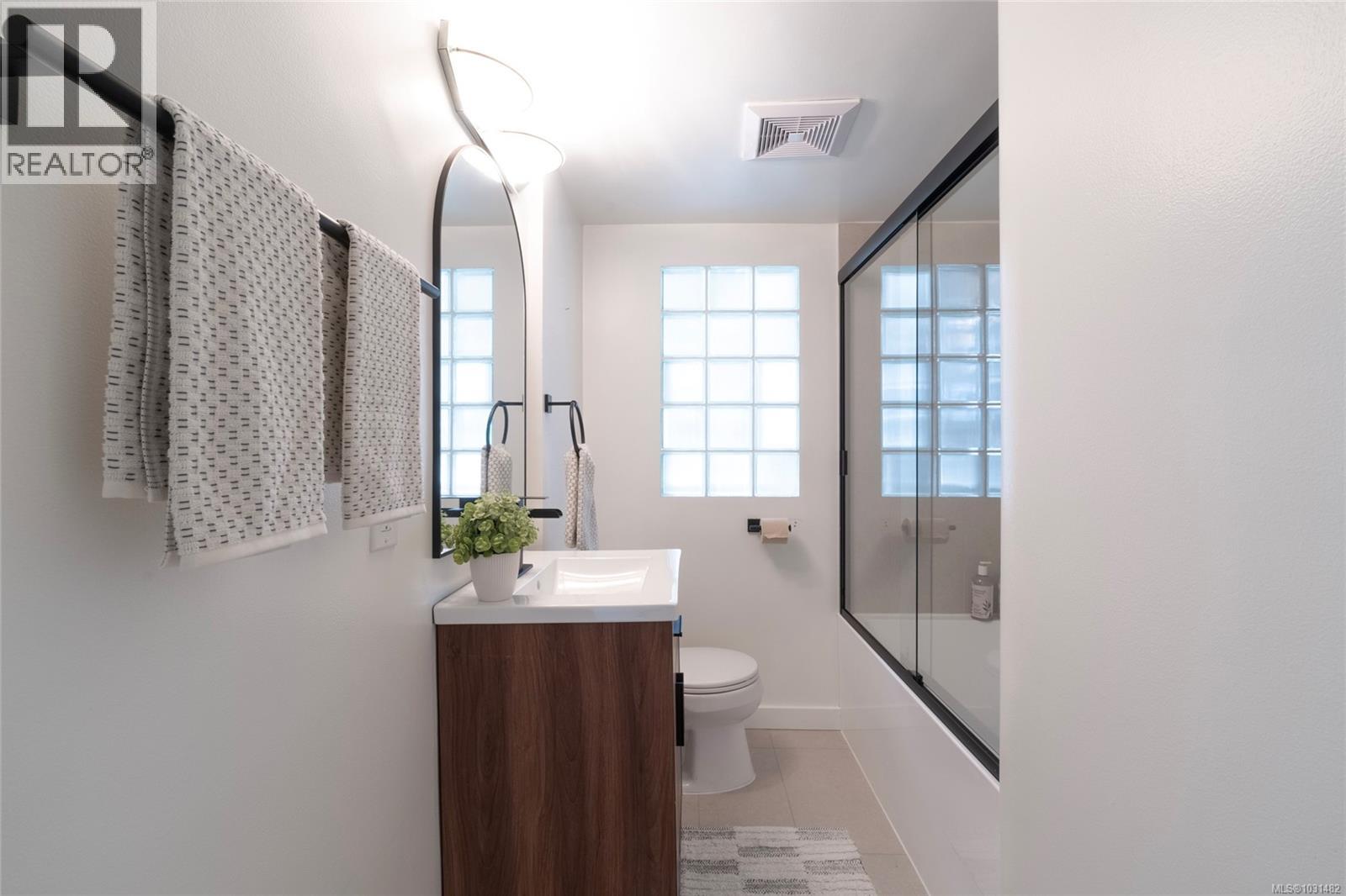  2041 Carnarvon Street, Oak Bay