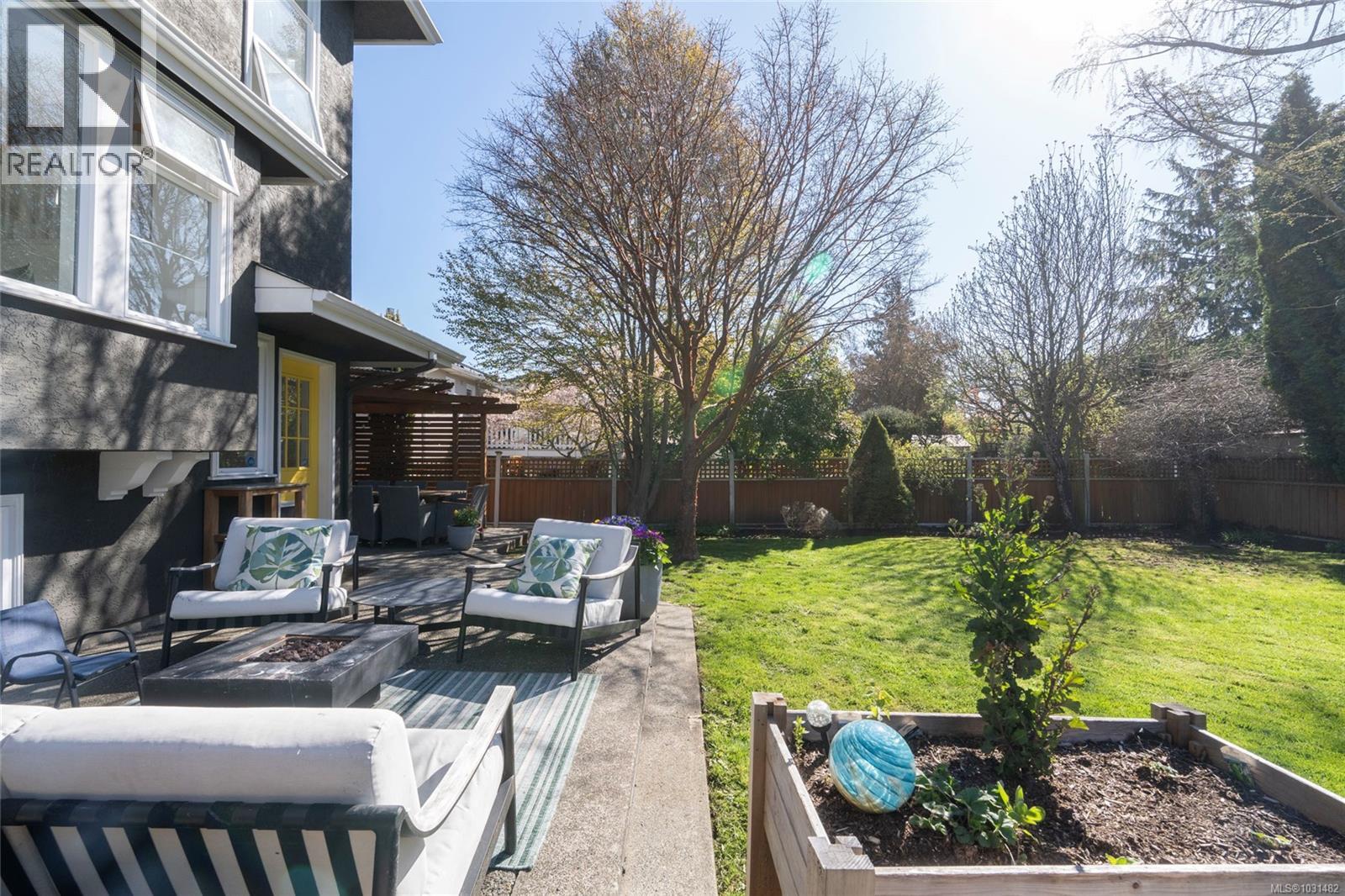  2041 Carnarvon Street, Oak Bay