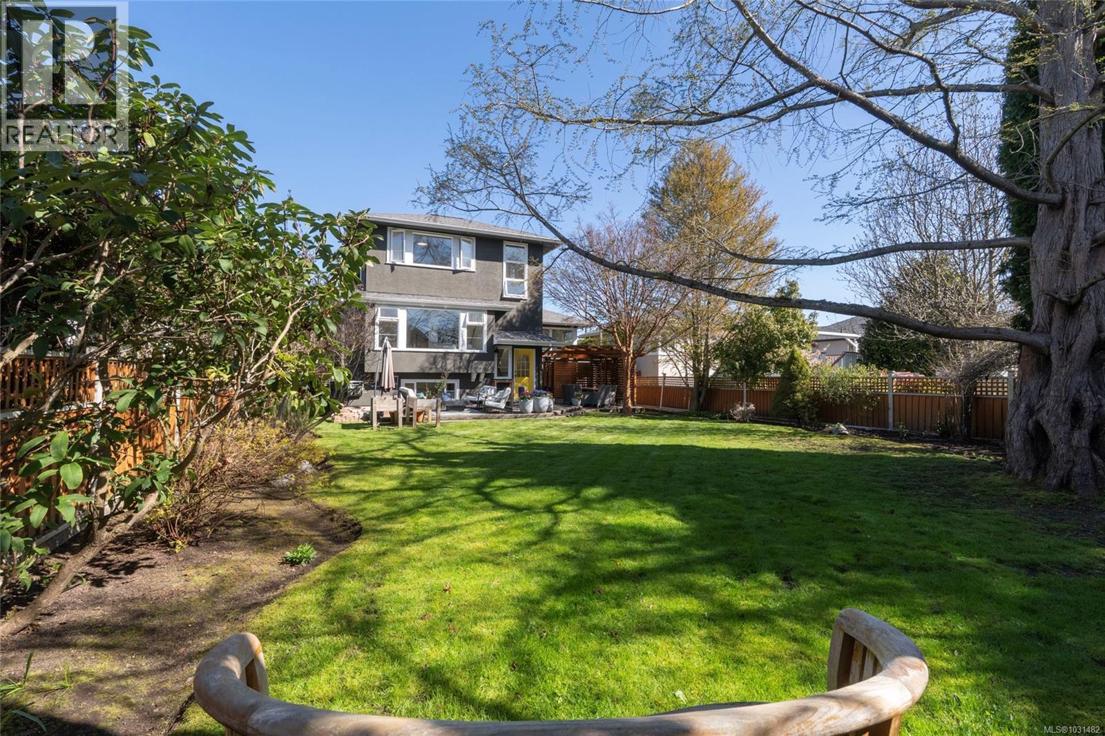  2041 Carnarvon Street, Oak Bay