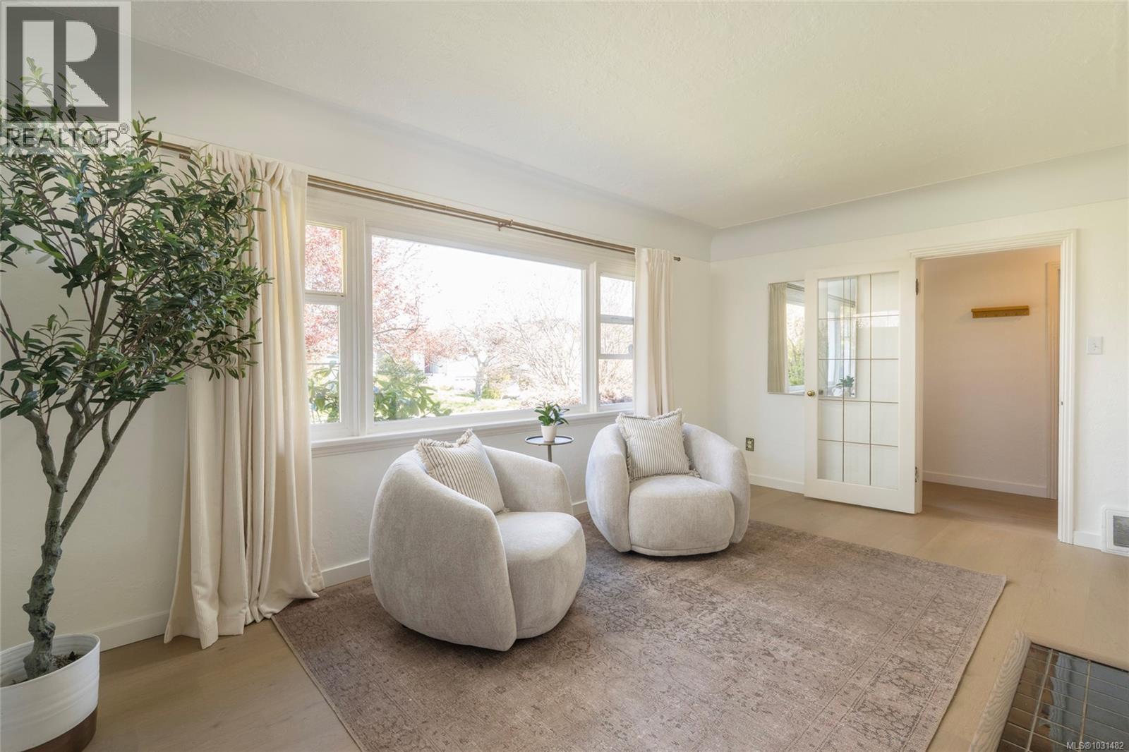  2041 Carnarvon Street, Oak Bay