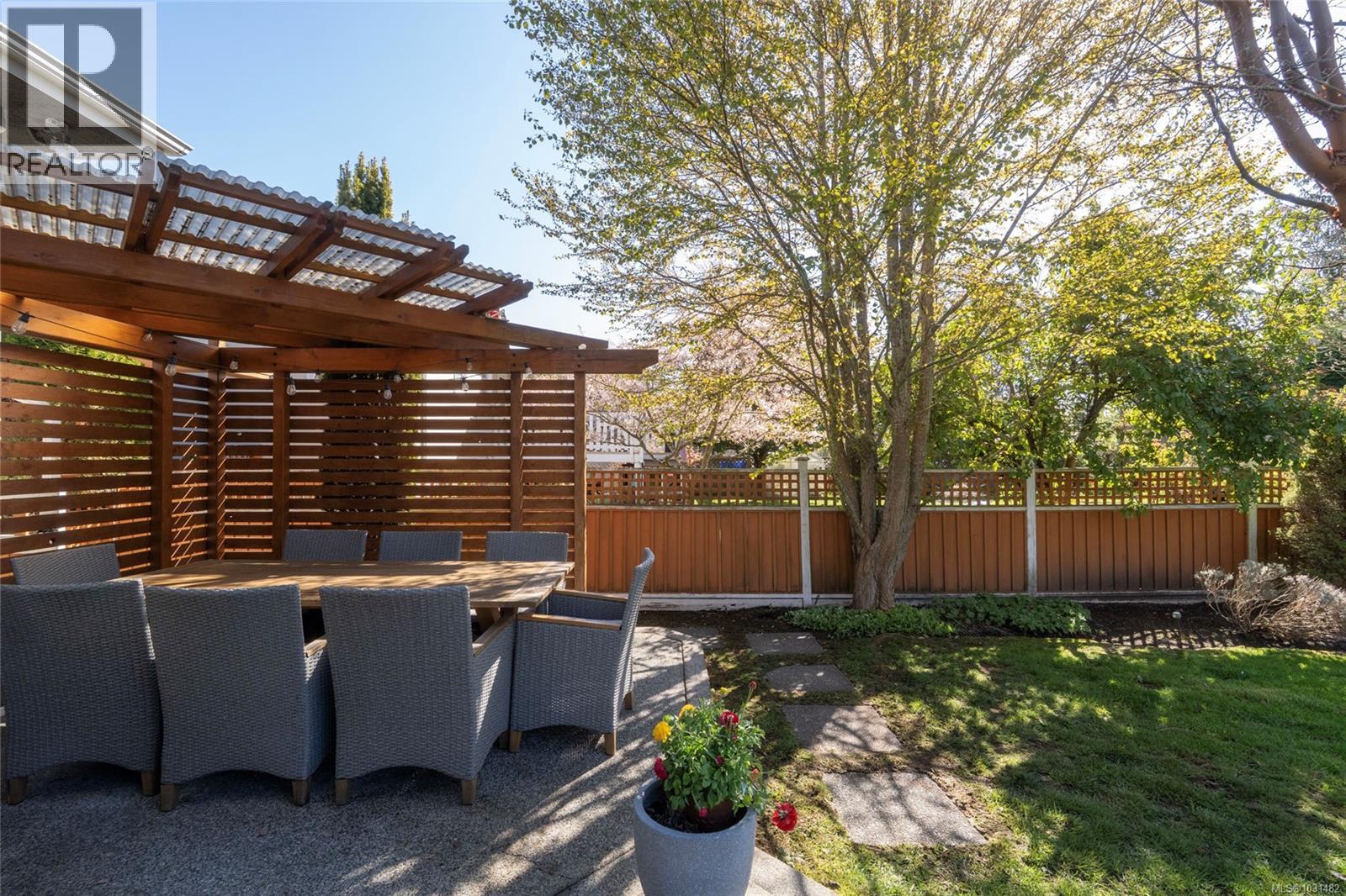  2041 Carnarvon Street, Oak Bay