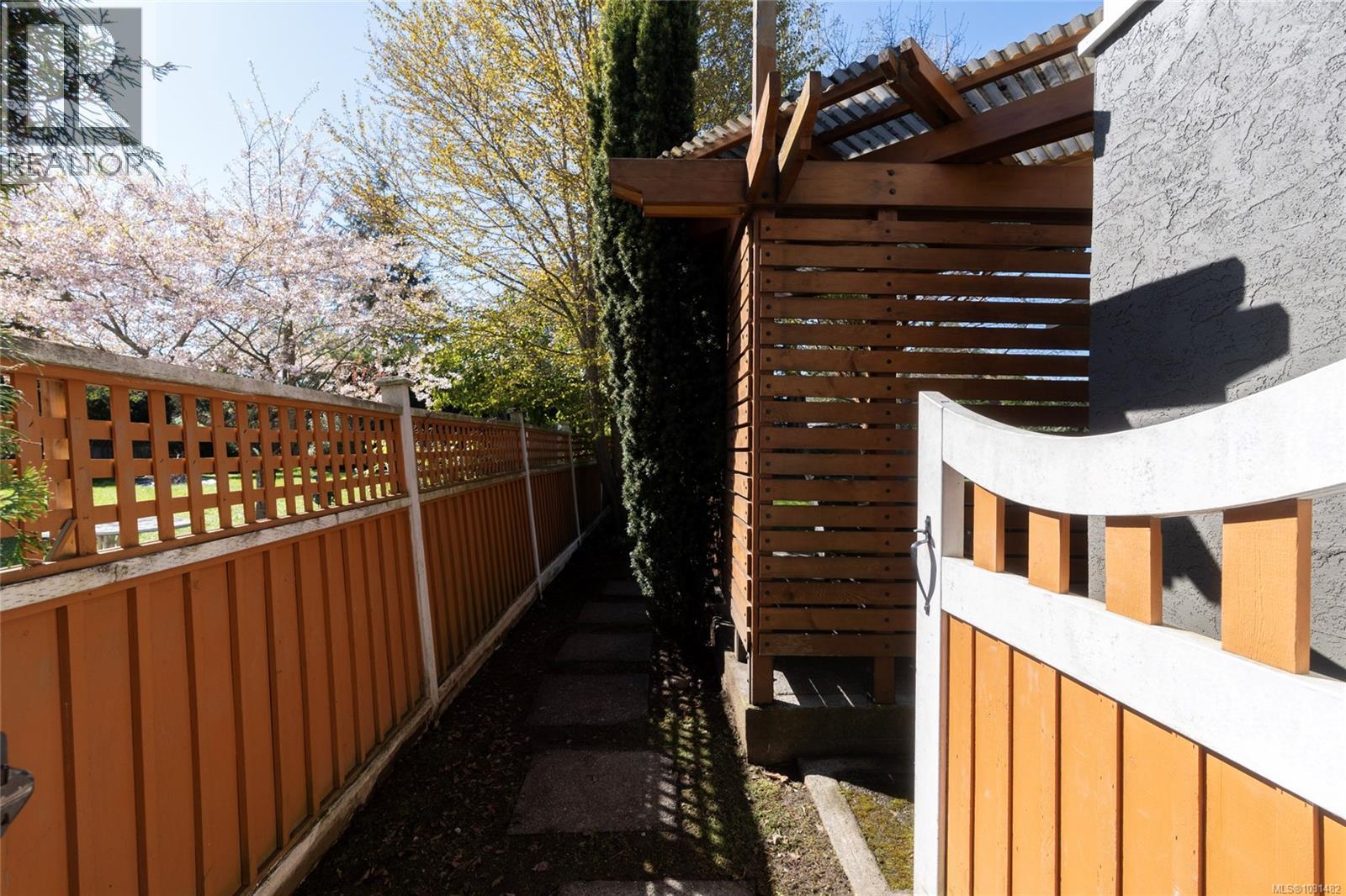  2041 Carnarvon Street, Oak Bay