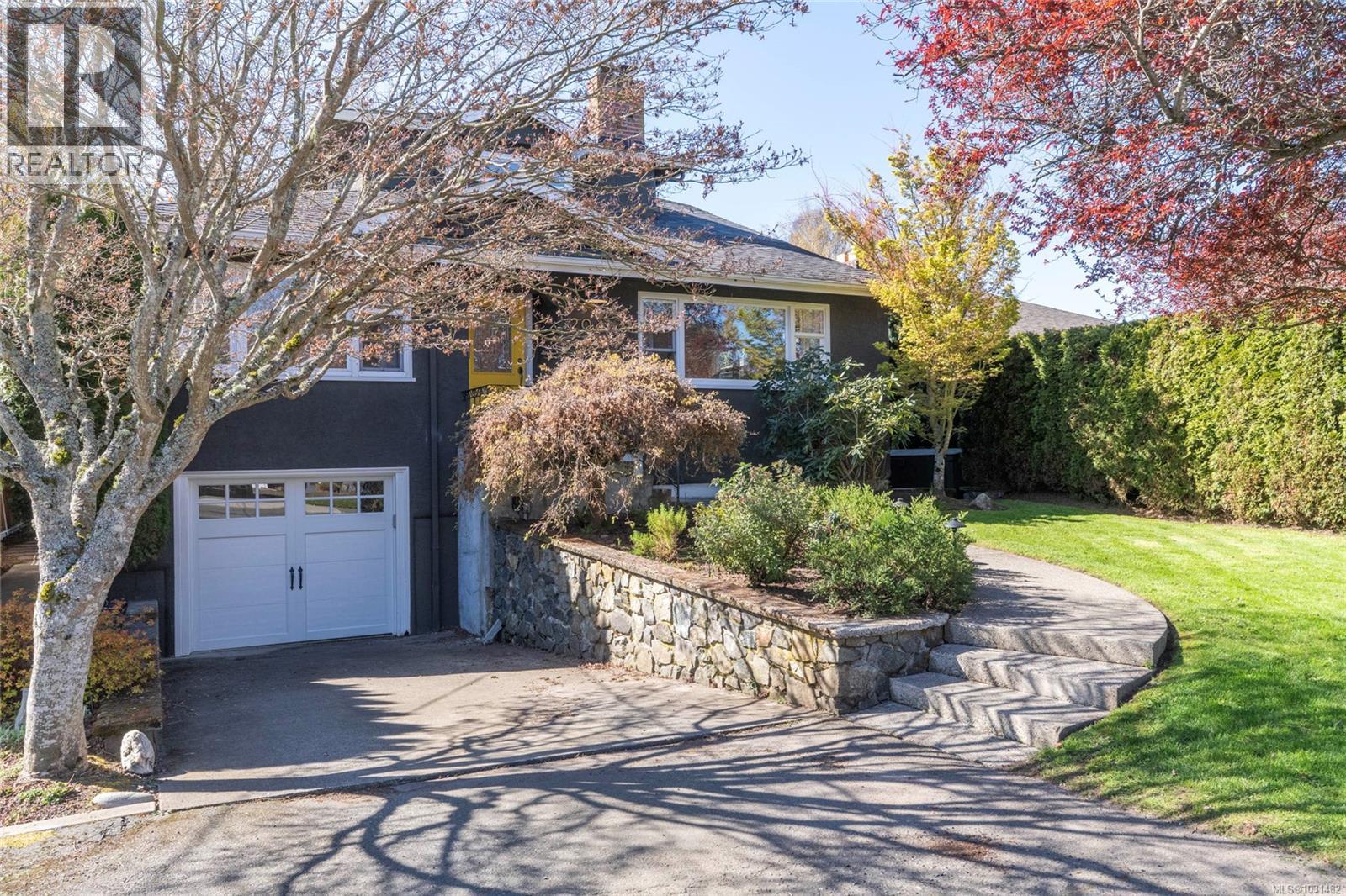  2041 Carnarvon Street, Oak Bay
