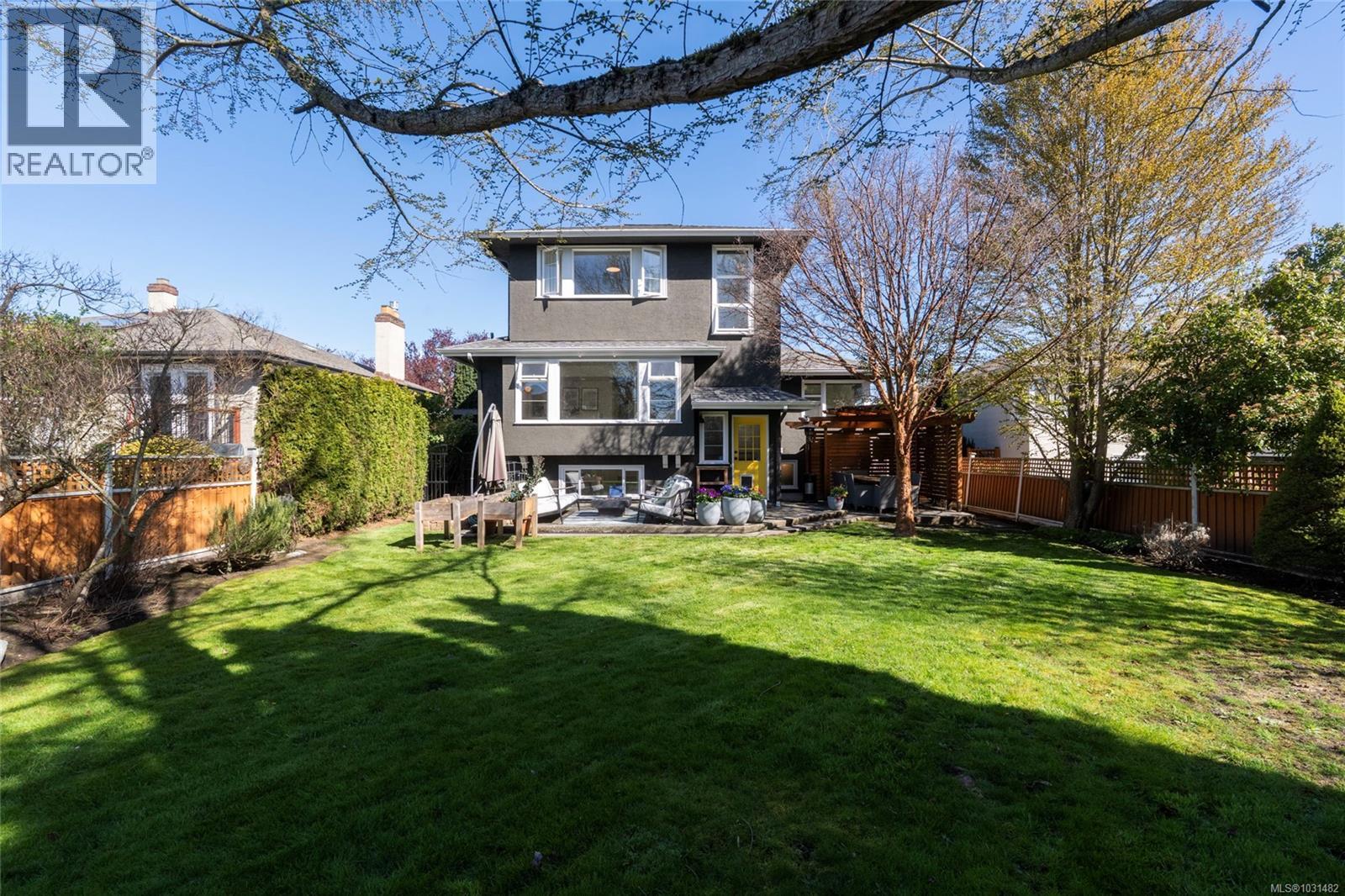  2041 Carnarvon Street, Oak Bay