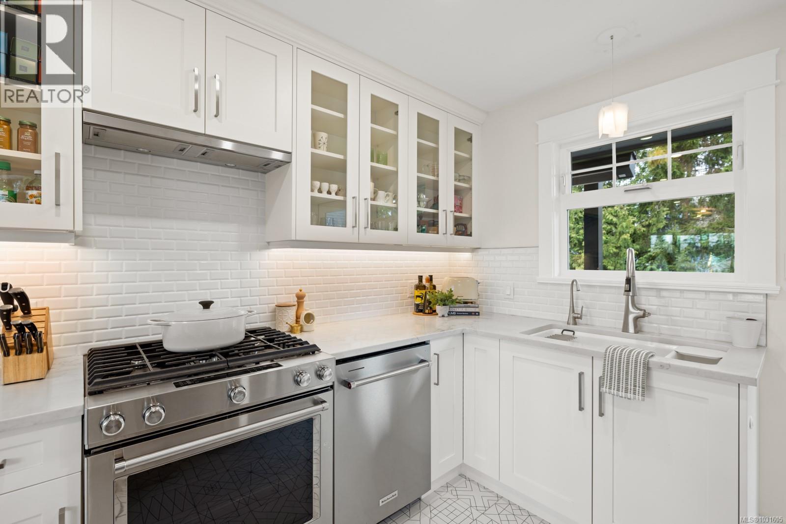  916 Monterey Avenue, Oak Bay