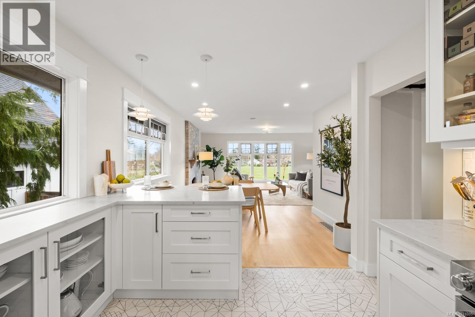  916 Monterey Avenue, Oak Bay