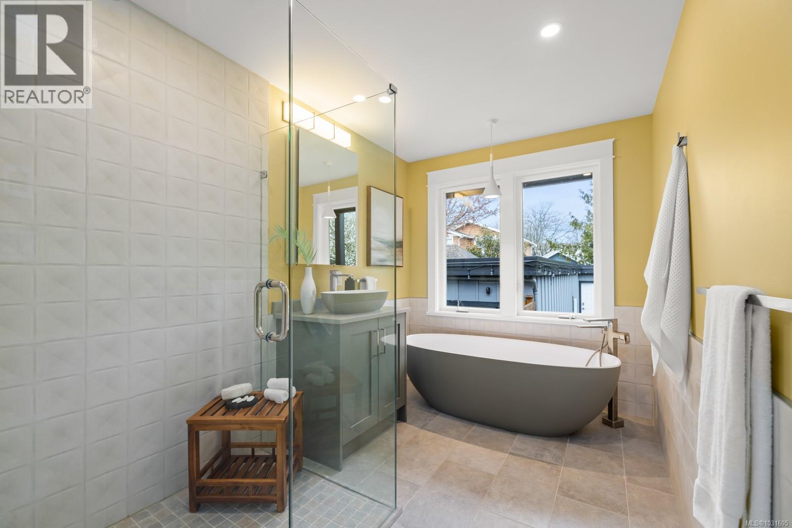  916 Monterey Avenue, Oak Bay