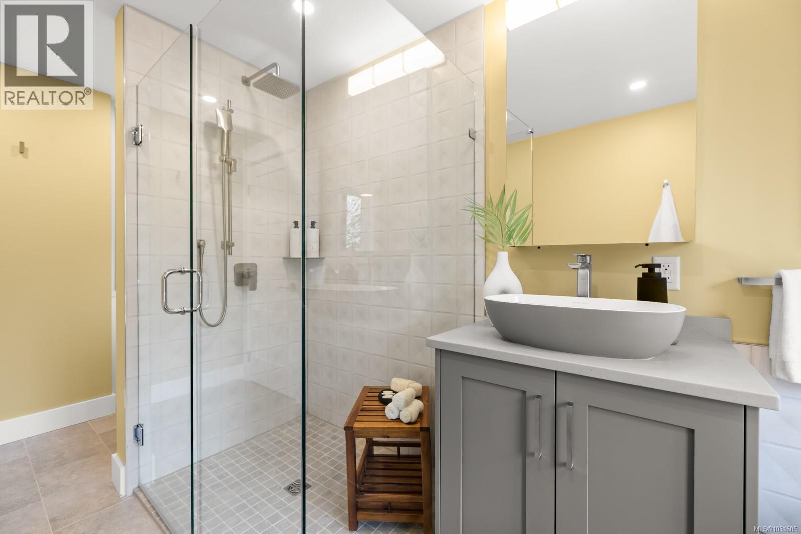  916 Monterey Avenue, Oak Bay