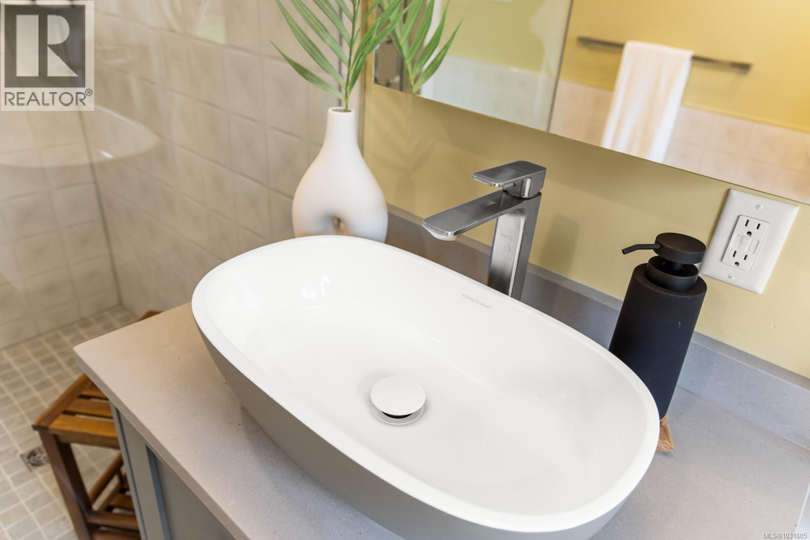  916 Monterey Avenue, Oak Bay