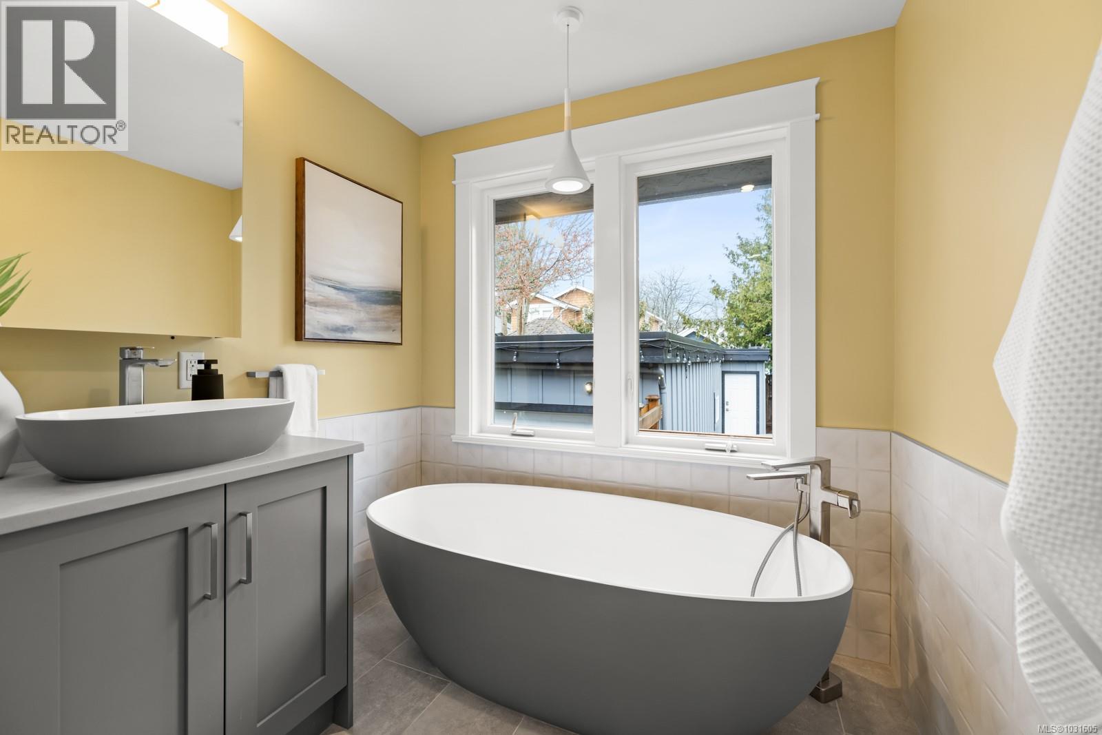  916 Monterey Avenue, Oak Bay