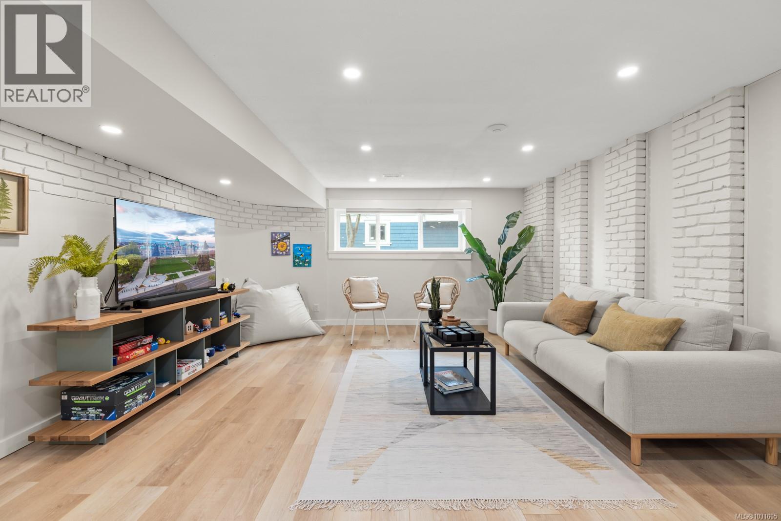  916 Monterey Avenue, Oak Bay