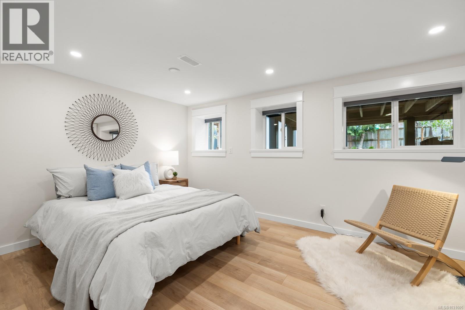  916 Monterey Avenue, Oak Bay