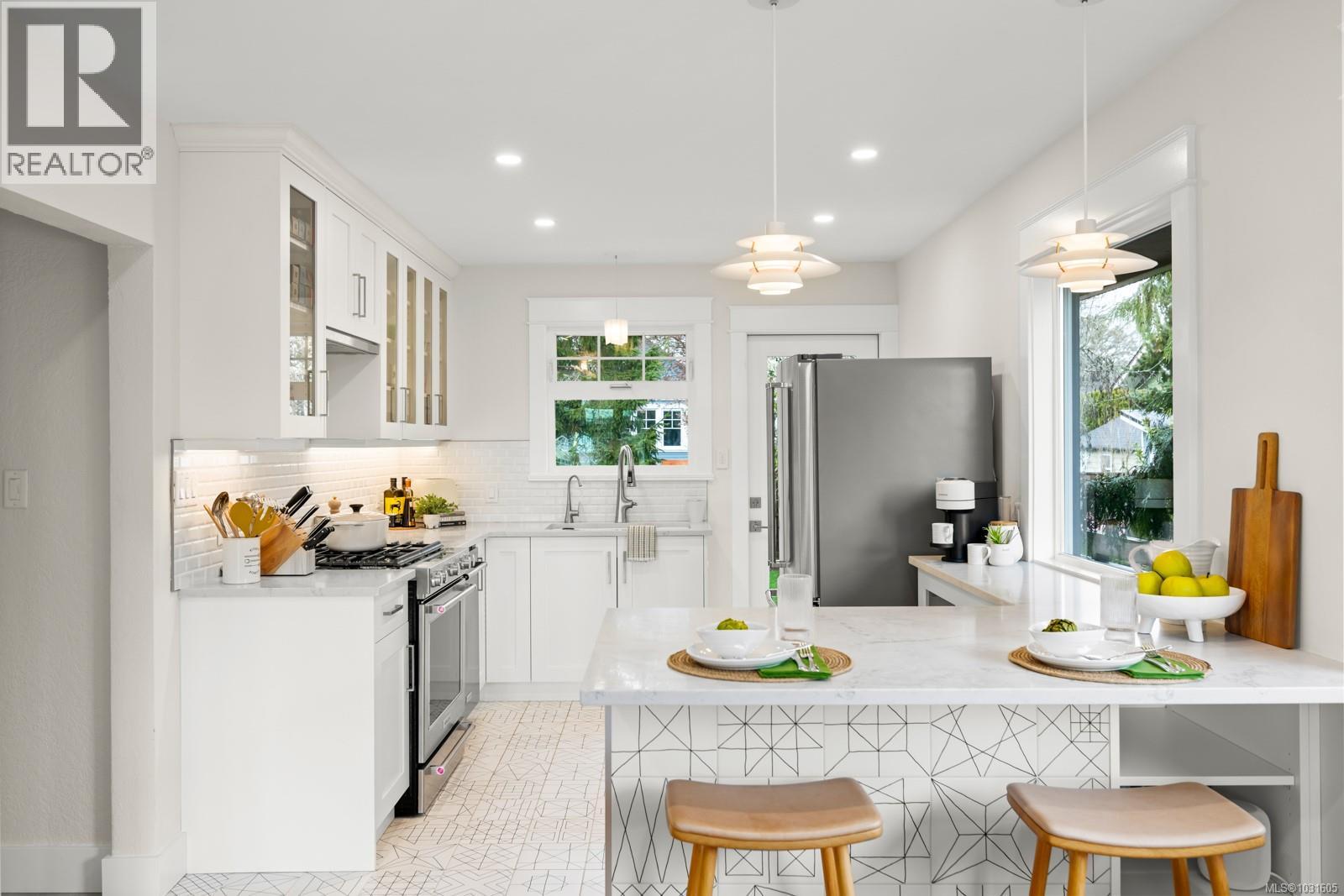  916 Monterey Avenue, Oak Bay