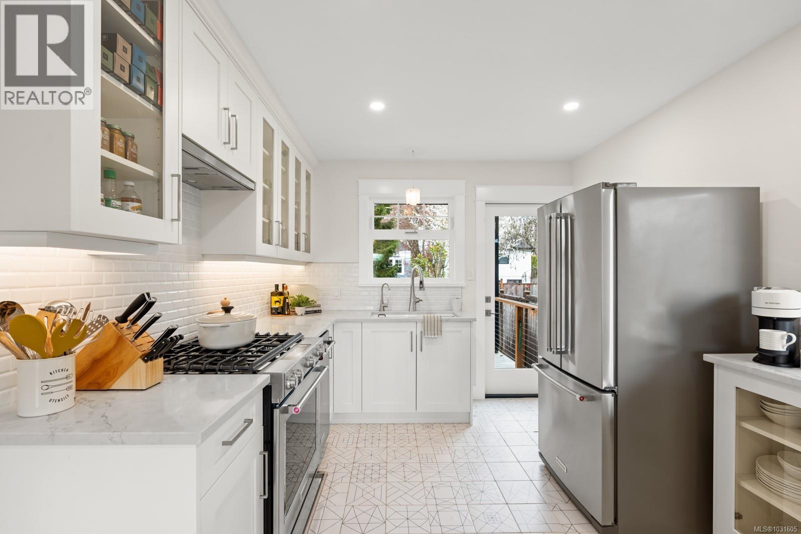  916 Monterey Avenue, Oak Bay