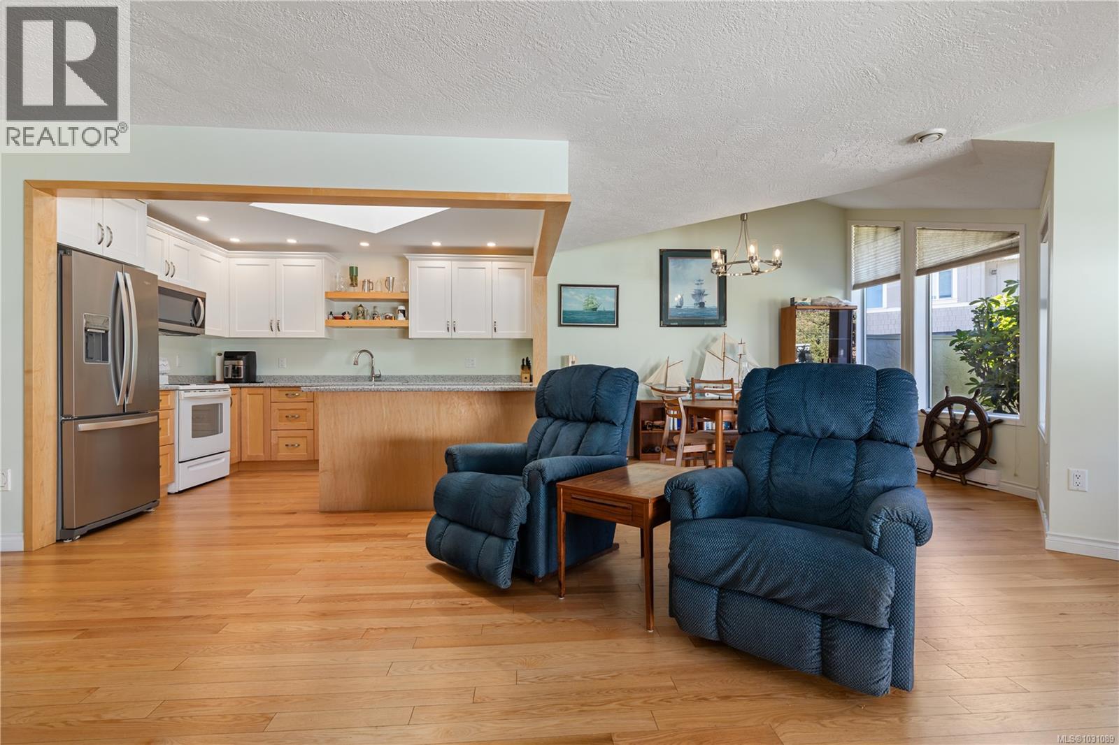 15 1717 Blair Ave, Saanich