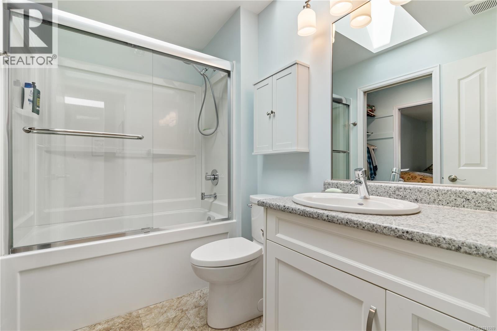 15 1717 Blair Ave, Saanich