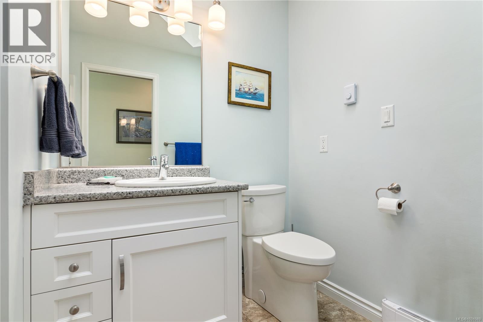 15 1717 Blair Ave, Saanich