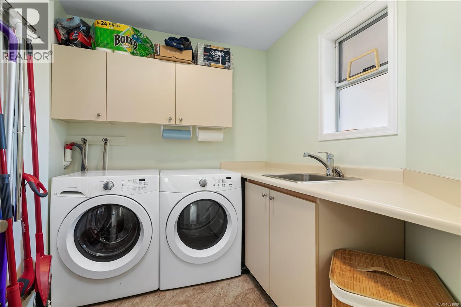 15 1717 Blair Ave, Saanich