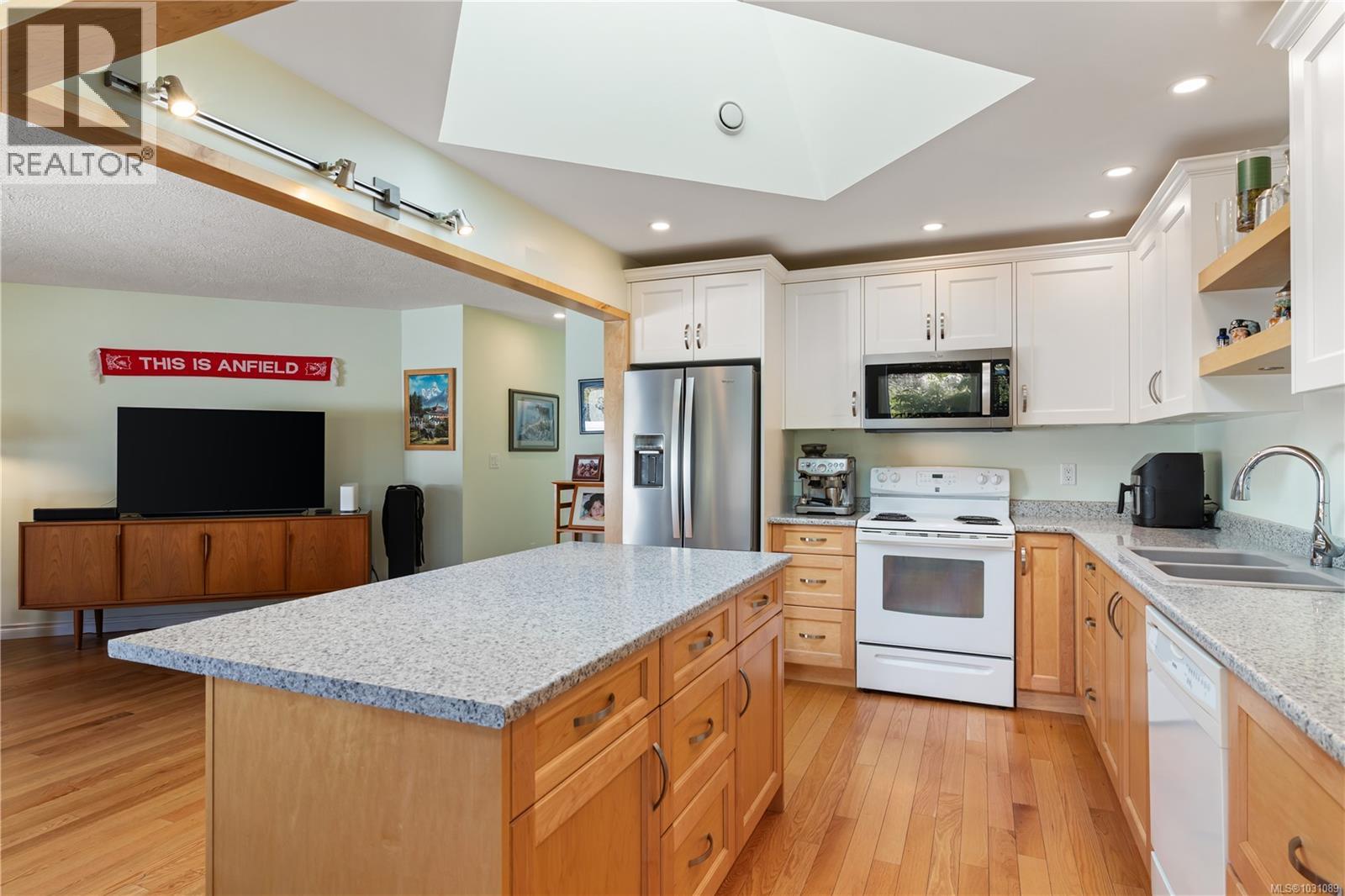 15 1717 Blair Ave, Saanich