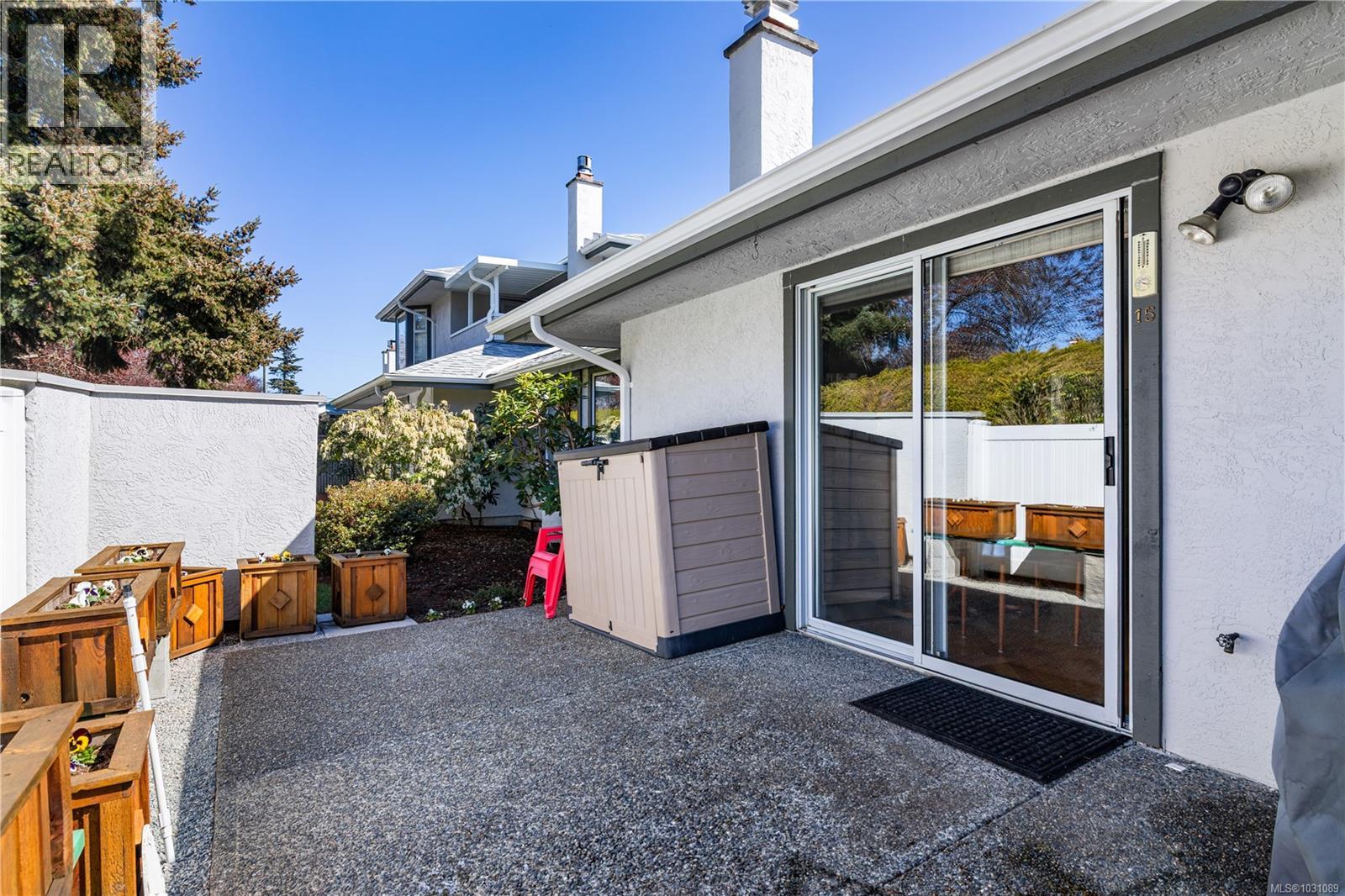 15 1717 Blair Ave, Saanich