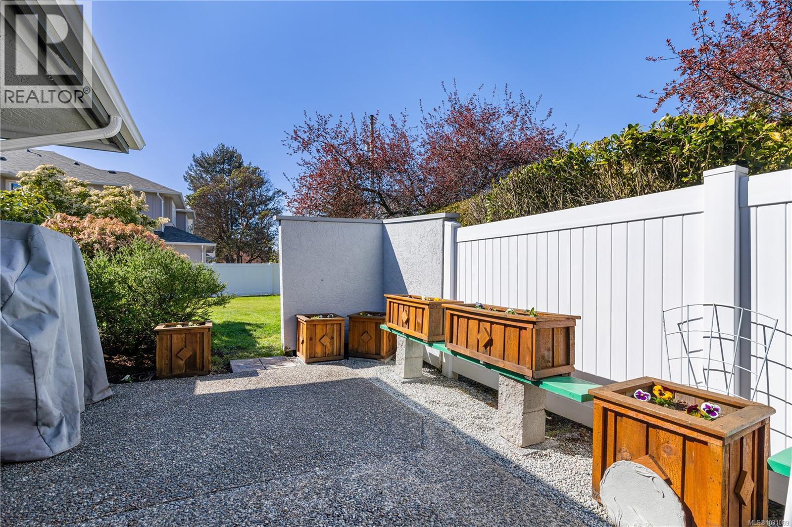 15 1717 Blair Ave, Saanich