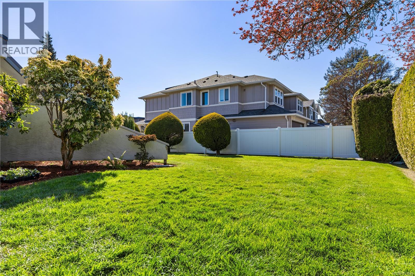 15 1717 Blair Ave, Saanich