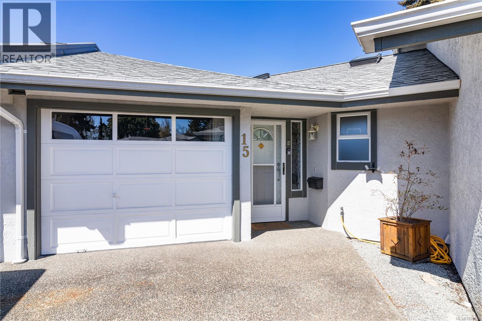 15 1717 Blair Ave, Saanich