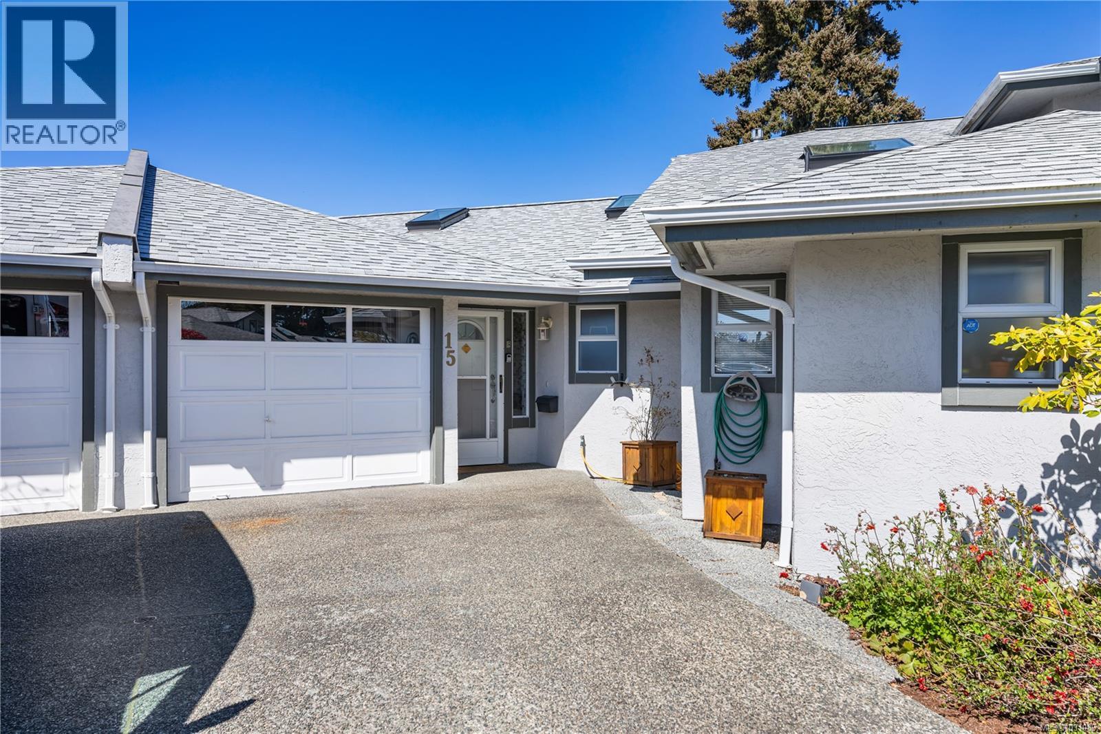 15 1717 Blair Ave, Saanich