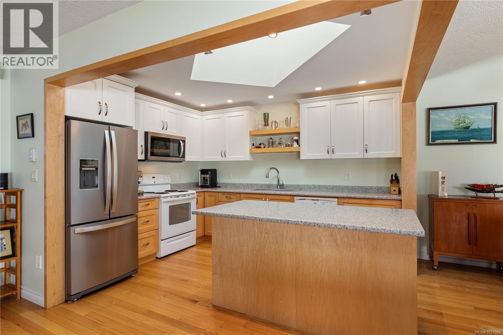 15 1717 Blair Ave, Saanich