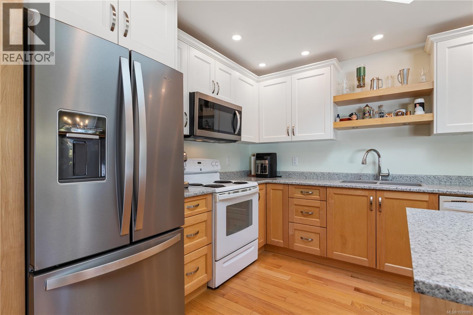 15 1717 Blair Ave, Saanich